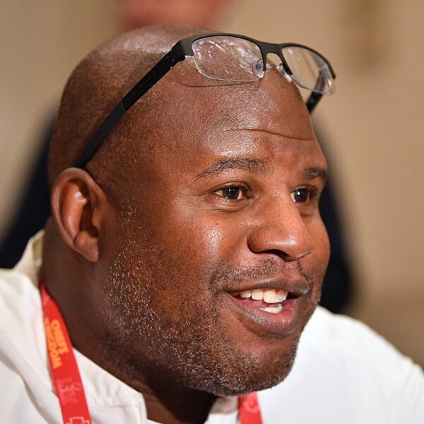 Former Chiefs assistant coach Eric Bieniemy returns to NFL after one season…