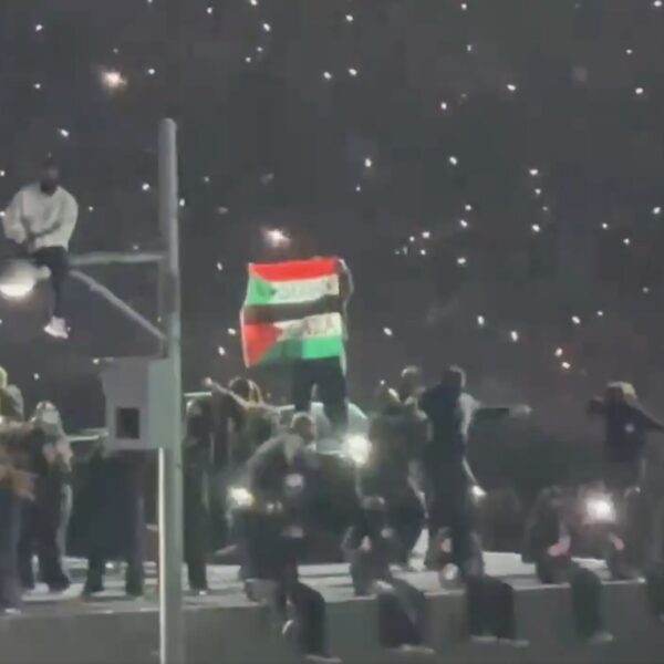 Pro-Palestinian Protester Interrupts Kendrick Lamar’s ‘Worst’ Super Bowl Halftime Show | The…