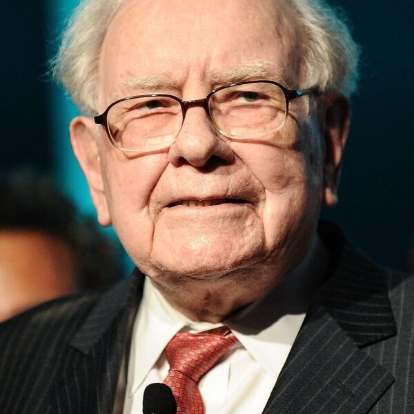 Warren Buffett noticed the selloff coming and hoarded money, analyst says, as…