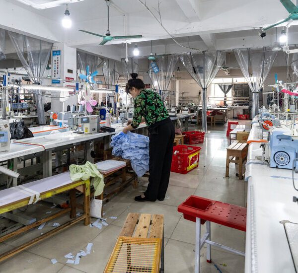 Chinese Factories Slow in Early Sign of Trade War’s Toll