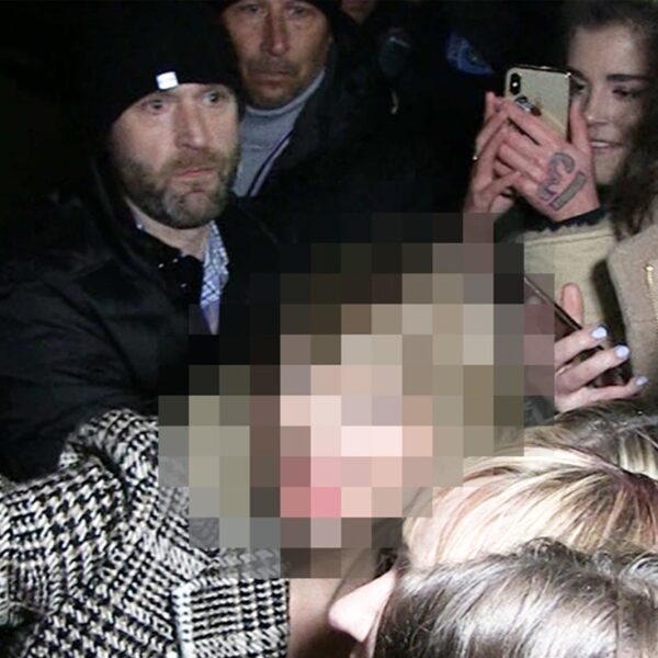 Guess Who the Singer Taking Selfies With Fans Is!