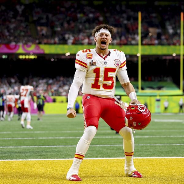 Day after Hall of Fame induction, Patrick Mahomes makes main announcement to…