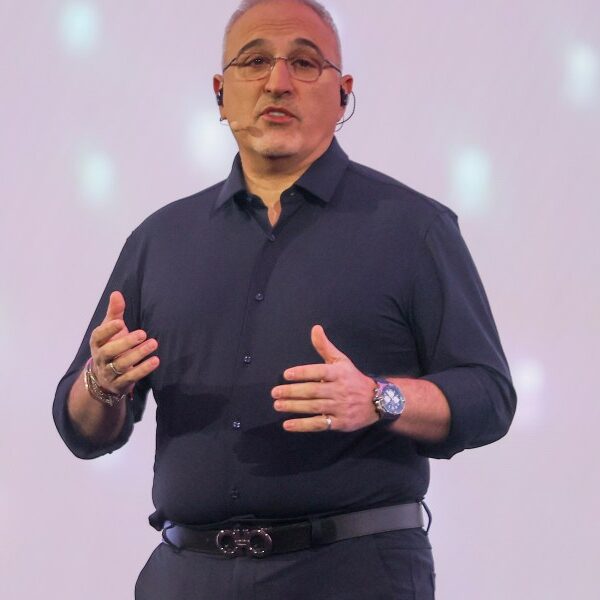 At Hewlett Packard Enterprise, CEO Antonio Neri is negotiating with an activist…