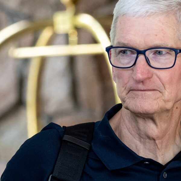 Apple units quarterly income report as earnings broadly beat expectations, shares climb