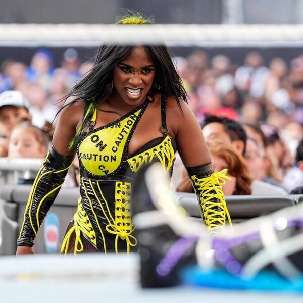 Naomi warns WWE Hall of Famer; the veteran responds