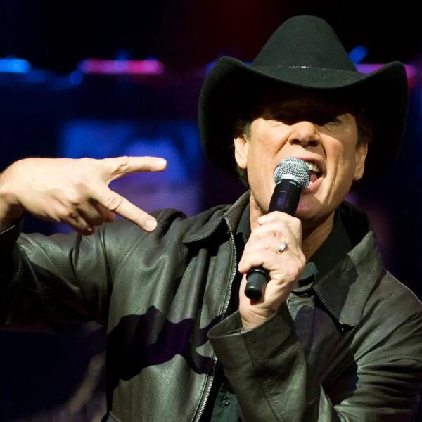 Country star Ronnie McDowell reveals what he informed son throughout onstage stroke
