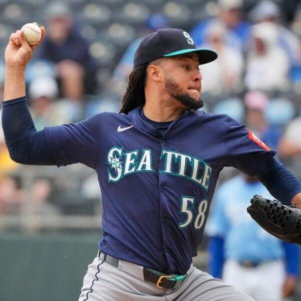 Mariners clean Royals, tying Astros atop AL West forward of massive collection