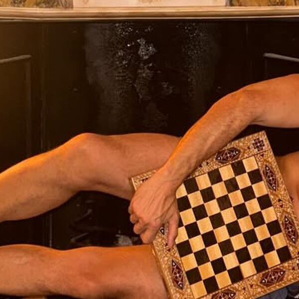 Guess The Hollywood Hunk Goin’ Nude In This NSFW Selfie!