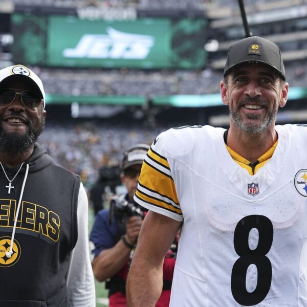 NFL followers ridicule Mike Tomlin noticed grinning behind Aaron Rodgers at press…