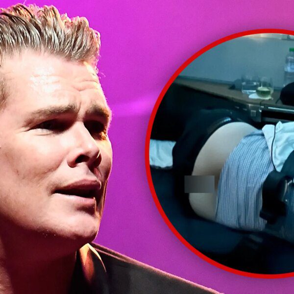 Sugar Ray’s Mark McGrath Gets Mooned on Flight