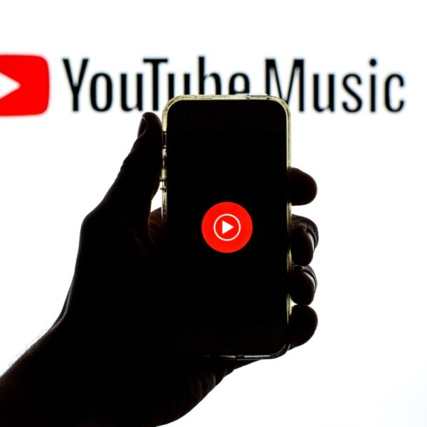 YouTube Music checks AI hosts that share trivia and commentary