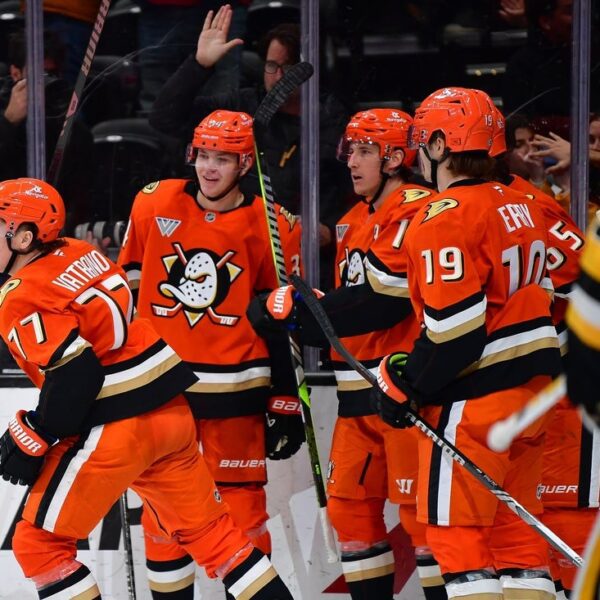 Ducks push previous Penguins, win tenth straight dwelling opener