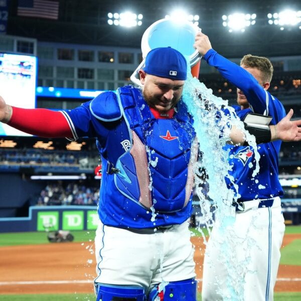 Blue Jays break playoff shedding streak with blowout of Yankees