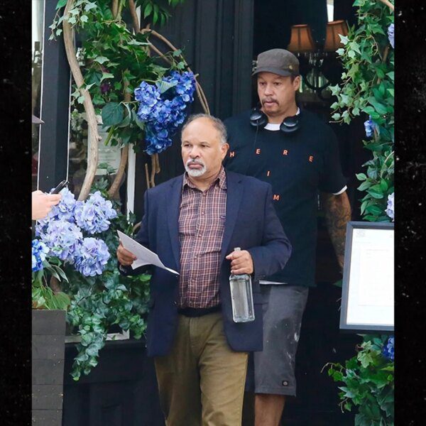 ‘Cosby Show’ Alum Geoffrey Owens Photographed Working as Host at NYC Bar