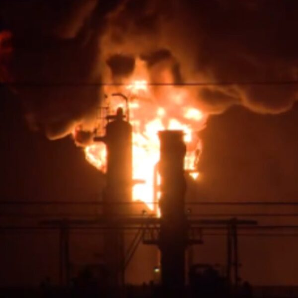 Massive hearth erupts at Chevron refinery in El Segundo, California