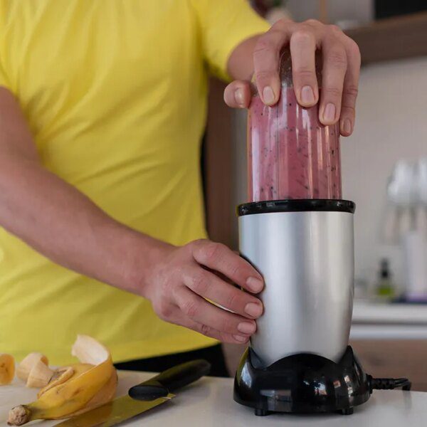 Roommate sparks debate for breaking ‘quiet hours’ rule to make early-morning smoothies