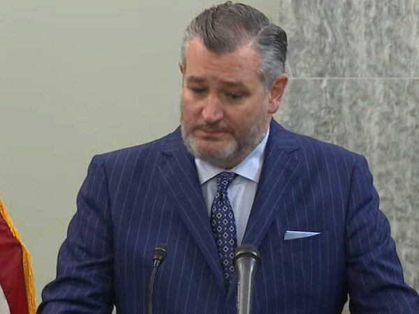 Ted Cruz Gets Heckled At Airport As He Tries To Blame Democrats…