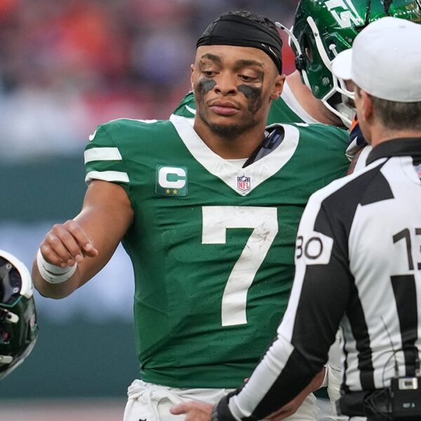 Jets’ Aaron Glenn defends Justin Fields after poor play vs Broncos