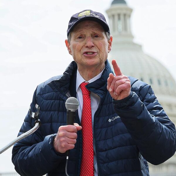 Ron Wyden speaks on FBI playing probe involving Blazer coach Chauncey Billups