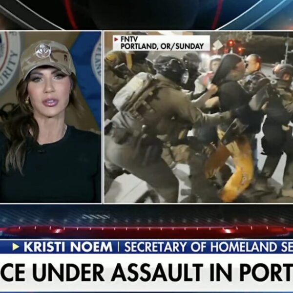 DHS Secretary Kristi Noem Threatens Democrat Mayor and Police Chief Face-to-Face She’ll…