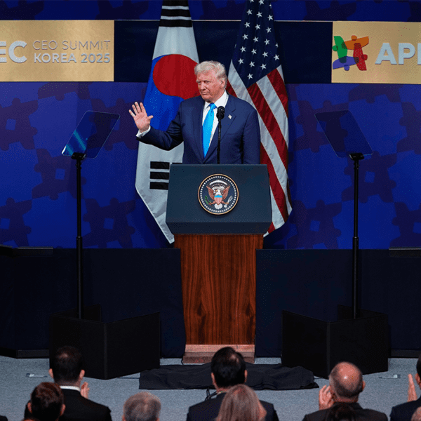 Trump meets South Korean president in Gyeongju searching for investments