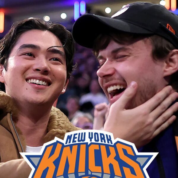 ‘Summer I Turned Pretty’ Costars Sean Kaufman, Christopher Briney Kiss at Knicks…