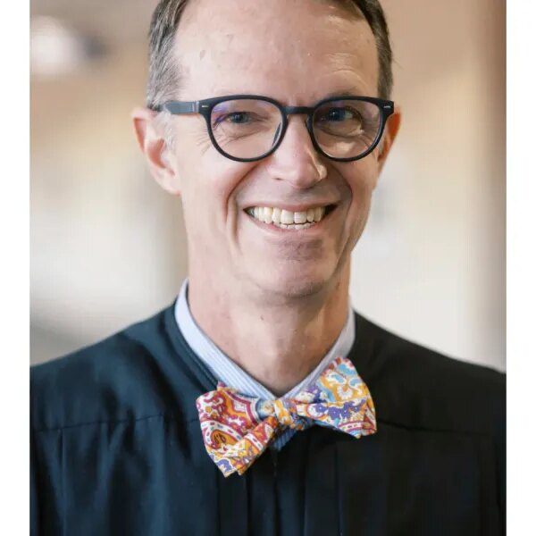 Judge keen on carrying Elvis Presley wig in courtroom agrees to resign…