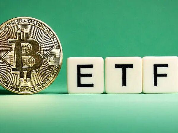 Bitcoin ETFs Weekly Net Outflows Cross $1 Billion Amid $100,000 Price Restest