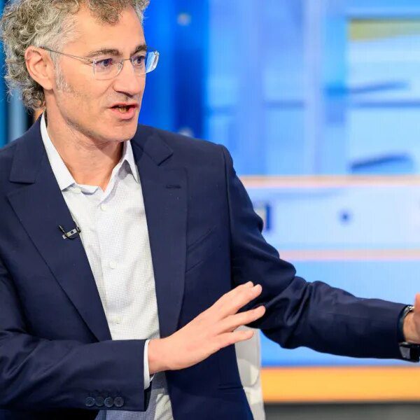 Palantir CEO Alex Karp says this kind of prestigious school grad is…