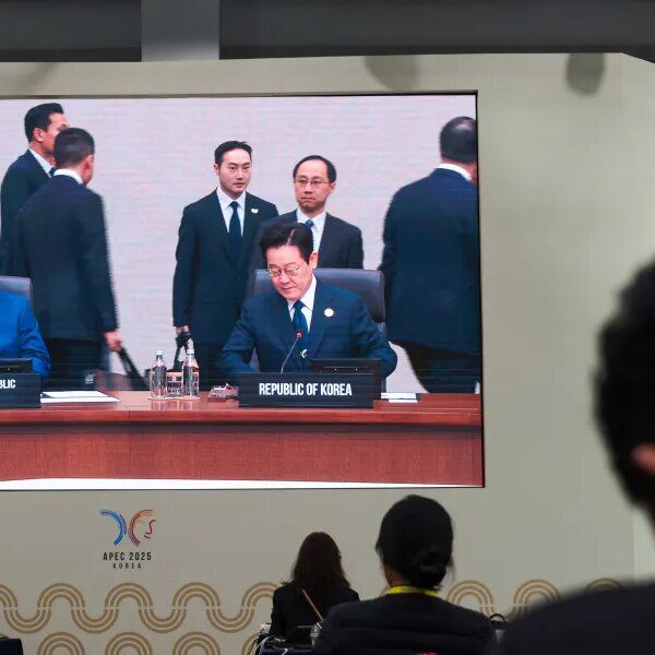 Xi quips about backdoors throughout Xiaomi cellphone reward to Korea’s Lee