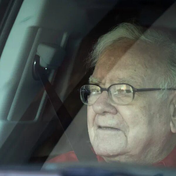 Warren Buffett marks 3 straight years as a internet vendor of shares