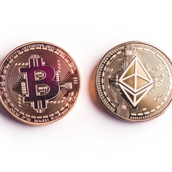 Crypto Market Holds $3.35T Despite $1.8B Weekly ETF Outflows and Extreme Fear