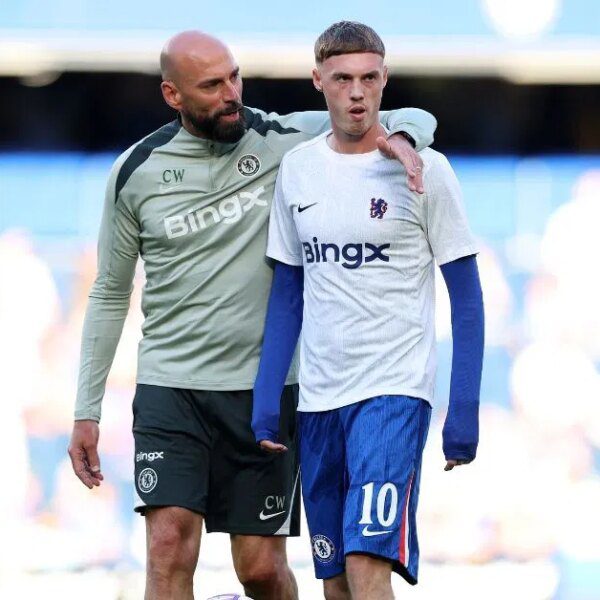 Chelsea assistant coach Willy Caballero reacts to followers chanting ‘you don’t know&hellip;