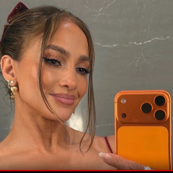Jennifer Lopez Accused of Photoshop in Bodacious Holiday Dress