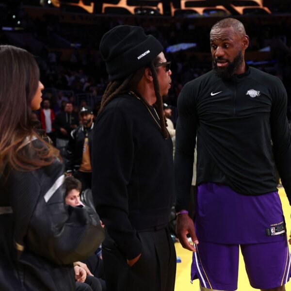 NBA Fans Shocked to See Jay-Z’s Daughter Blue Ivy Not Being Dwarfed…