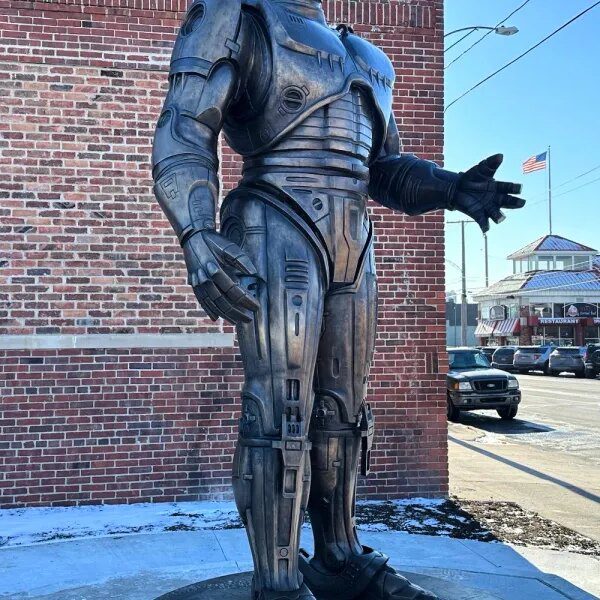 Detroit’s weird romance with its very personal RoboCop statue reaches blissful ending,…