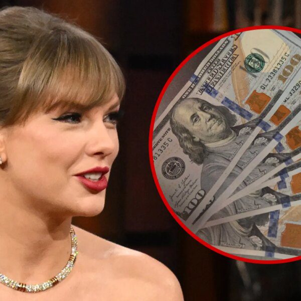 Taylor Swift Fan Frames Portion of $600 Tip From Chiefs Game