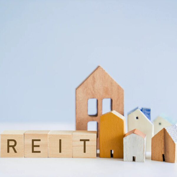 Graham P/E And Number: Why Realty Income Outshines Simon Property (NYSE:O) (NYSE:SPG)