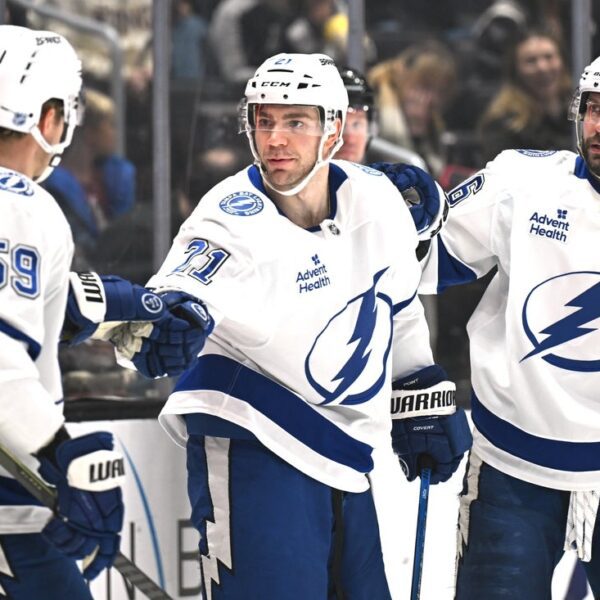 Lightning win sixth straight with late comeback vs. Kings