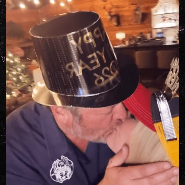 Gwen Stefani and Blake Shelton Share A New Year’s Kiss