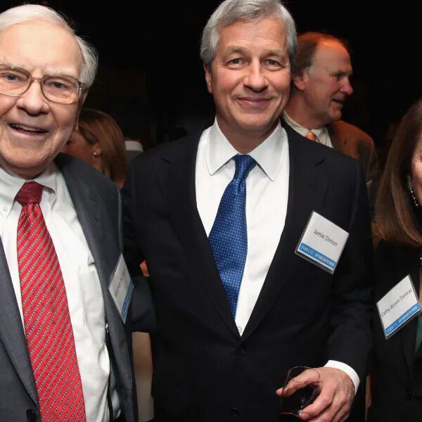 Jamie Dimon says Warren Buffett made peace with him poaching his exec:&hellip;