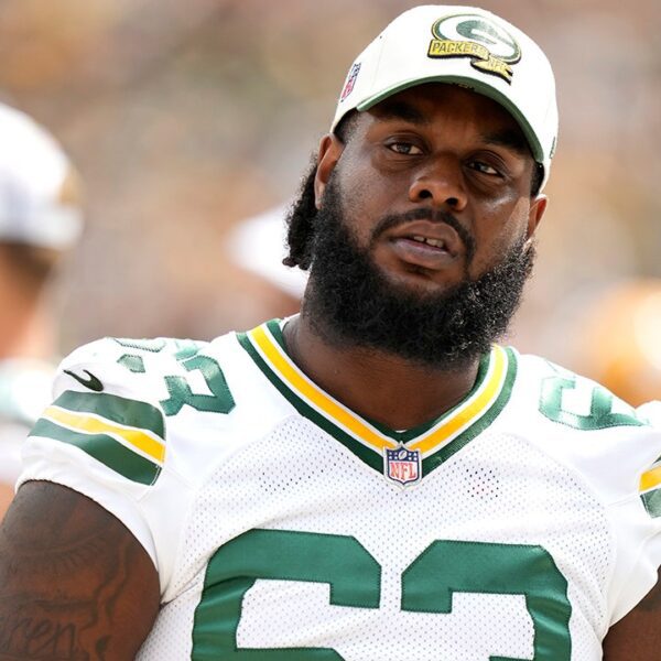 Packers lineman charged with weapon possession at New York airport