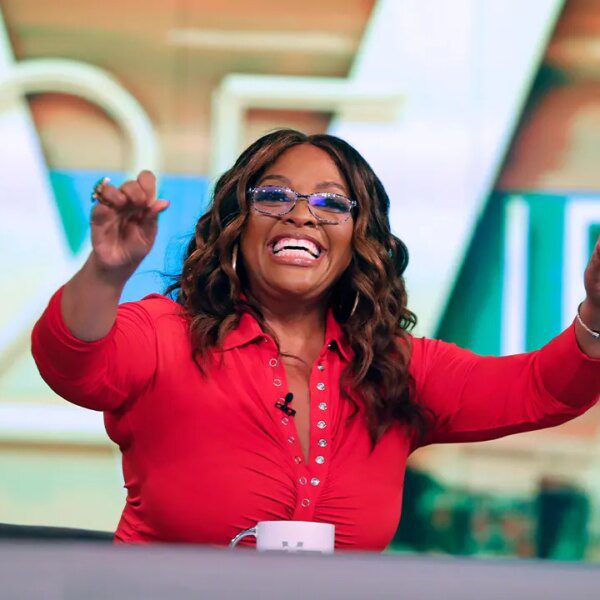 Sherri Shepherd backs Jenny McCarthy’s ‘View’ feedback on politics shift