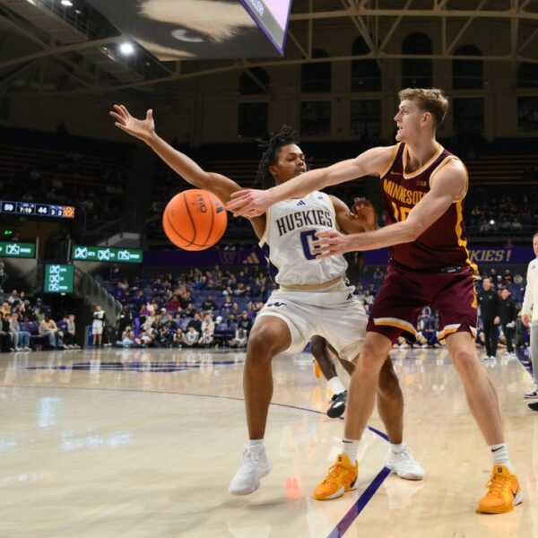 Rebounding Oregon prepares to host sluggish Minnesota