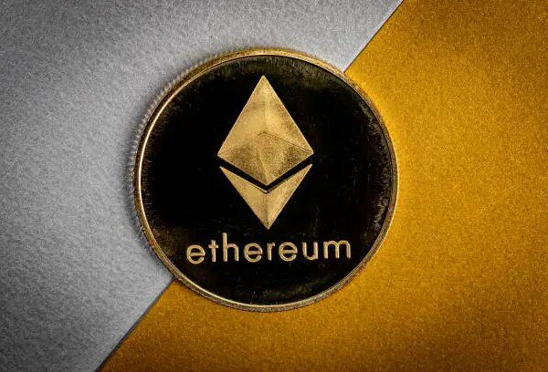 High-Tier Ethereum Wallet Addresses Distribute While Retail Investors Step In to Accumulate