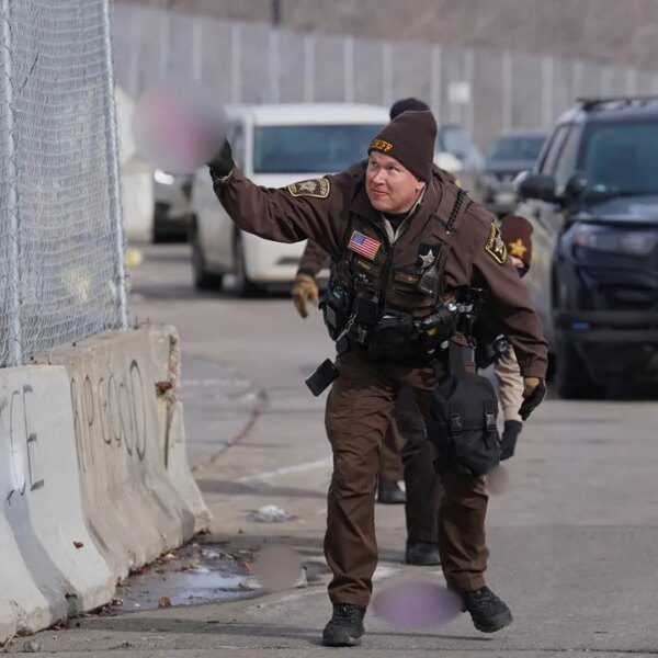 Anti-ICE agitators arrested after chaos erupts close to Minnesota federal constructing