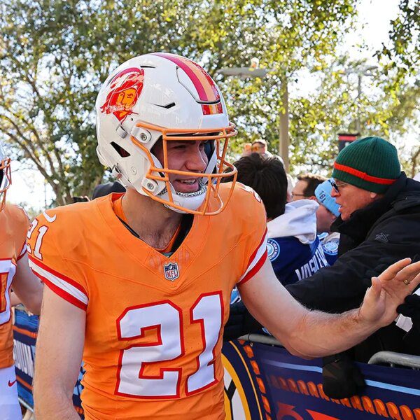 Lightning put on Bucs uniforms, Bruins costume as Patriots for outside recreation