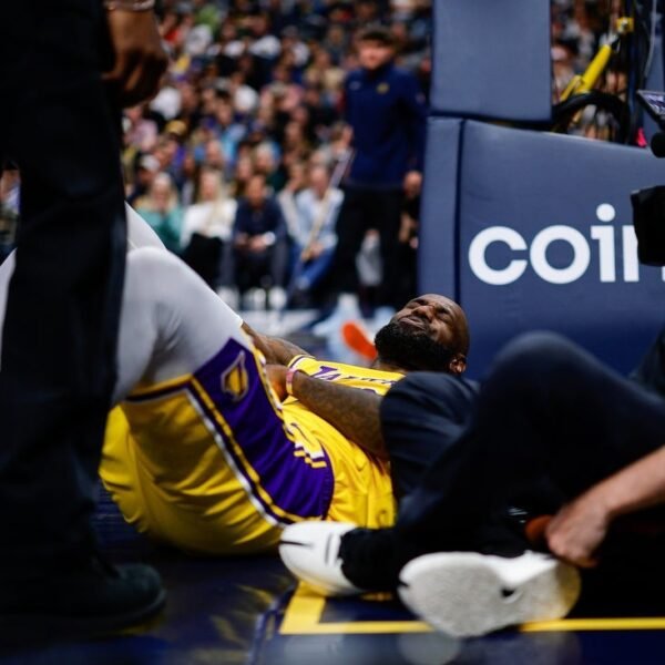 Lakers’ LeBron James hurts elbow in loss to Nuggets