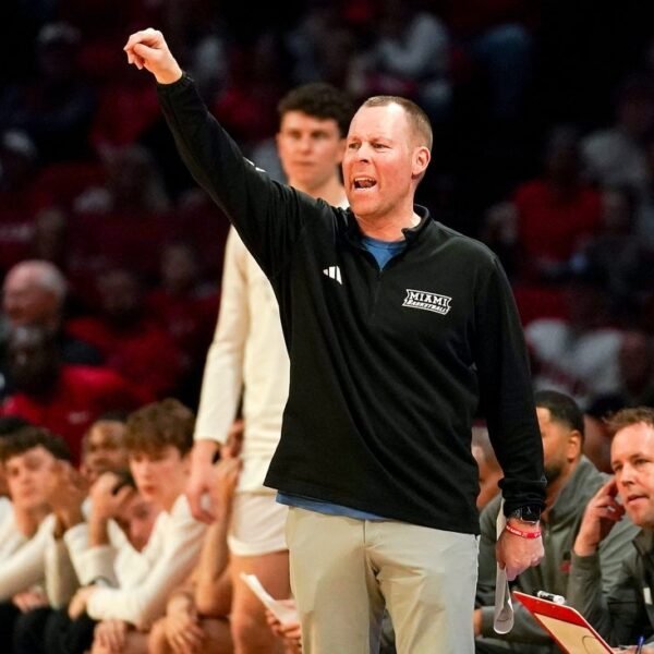 UMass rides late rally, palms Miami (Ohio) first loss