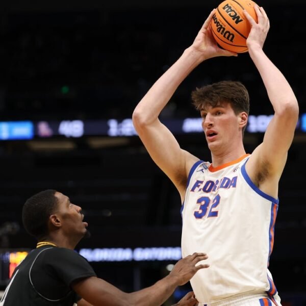 Florida’s 7-foot-9 Olivier Rioux getting into switch portal